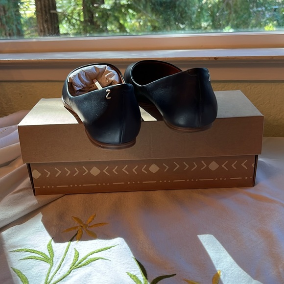 Zodiac pointed toe flats. 7 1/2 M - Picture 3 of 6